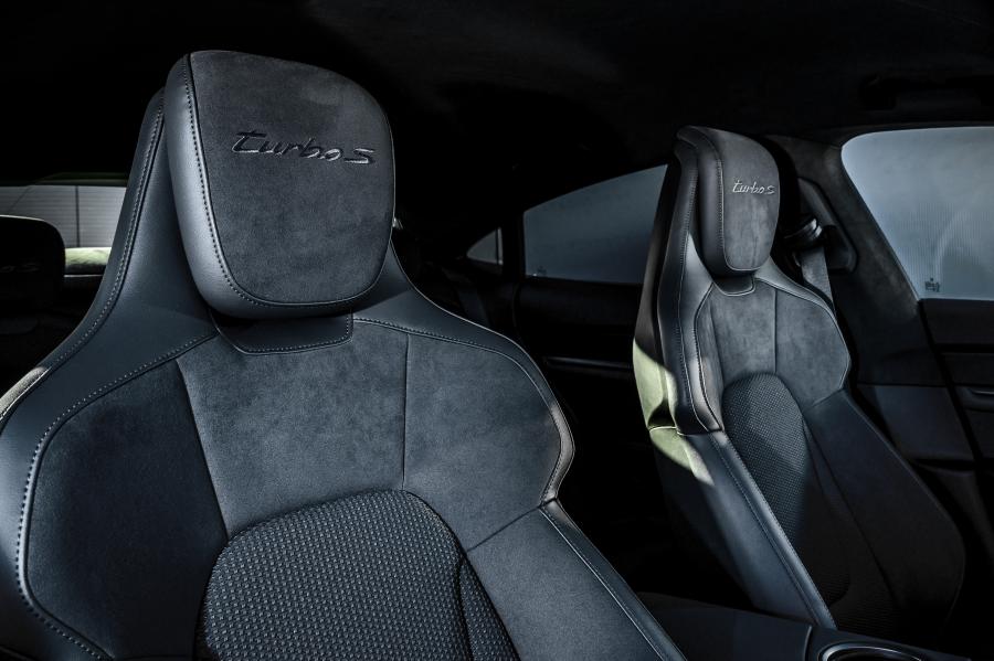 Интерьер Porsche Taycan Turbo S 2020 года  (UK) (фото 33 из 40)